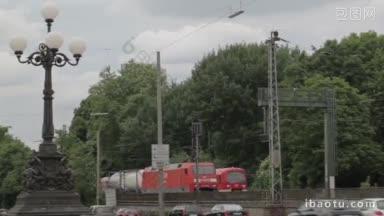 红色货运列车驶过德国汉堡
